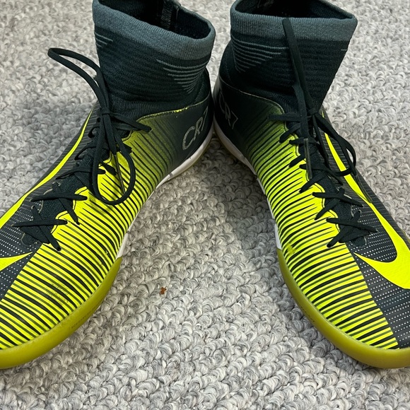 Indoor soccer cleats - Picture 3 of 5